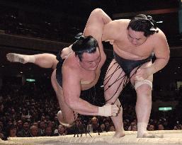 Ozeki Asashoryu steams on in New Year Sumo tourney